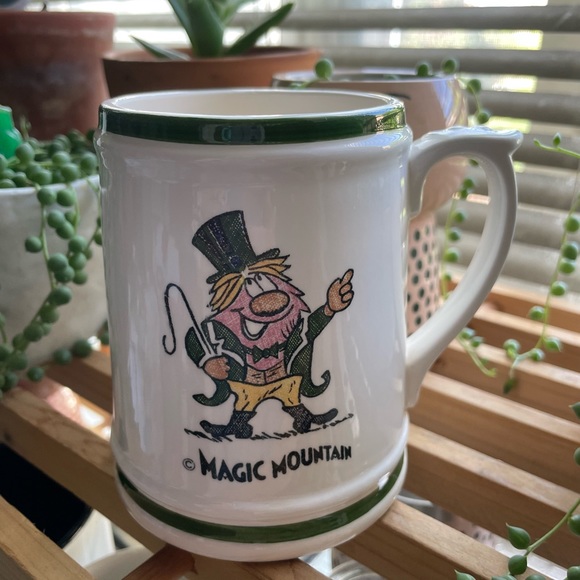 Vintage Six Flags Magic Mountain Leprechaun Mug 15oz - Picture 2 of 11